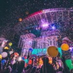 Combina pancartas y elementos decorativos en eventos festivos