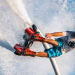 ¡Descubre la adrenalina de surfear con una tabla a chorro!