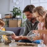 Enseñando a manejar el dinero en familia: claves de educación financiera en el hogar